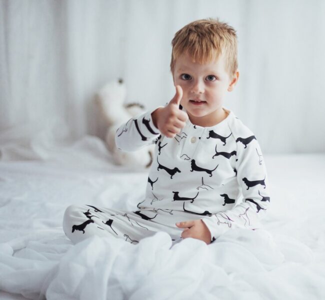 child-pajama_146671-13740